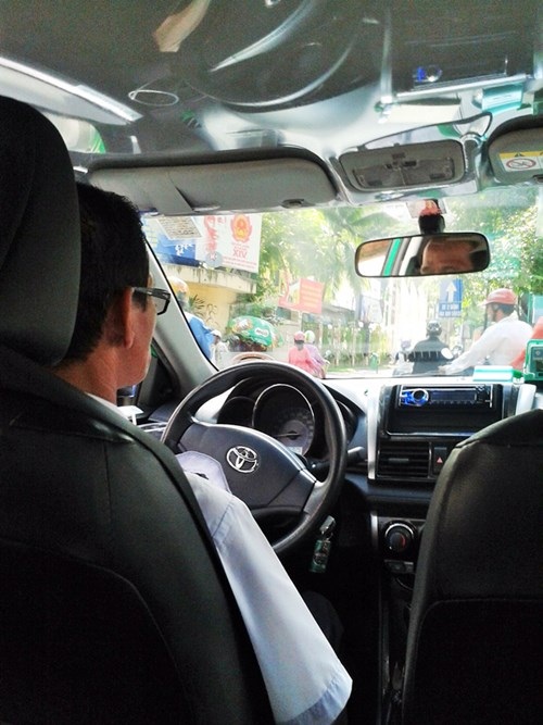 Đoạn trường nghề taxi - 2
Anh Hiếu, tài xế hãng Mai Linh nhiều lần khéo léo vượt qua nguy hiểm.