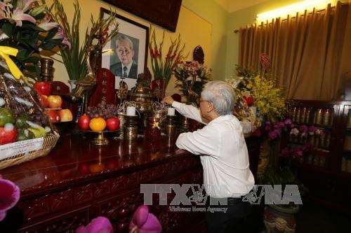 Tổng Bí thư Nguyễn Phú Trọng dâng hương tưởng niệm Tổng Bí thư Lê Duẩn - 2 Tổng Bí thư Nguyễn Phú Trọng dâng hương tưởng niệm Tổng Bí thư Lê Duẩn - 2