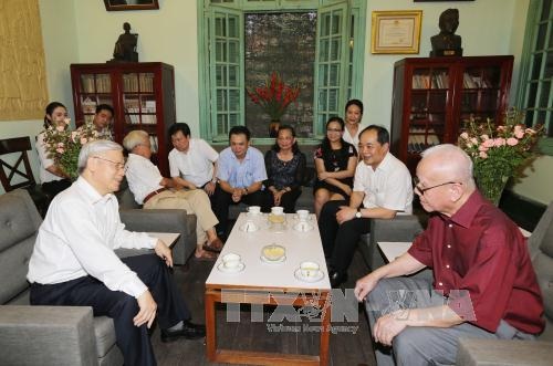 Tổng Bí thư Nguyễn Phú Trọng dâng hương tưởng niệm Tổng Bí thư Lê Duẩn - 1 Tổng Bí thư Nguyễn Phú Trọng dâng hương tưởng niệm Tổng Bí thư Lê Duẩn - 1