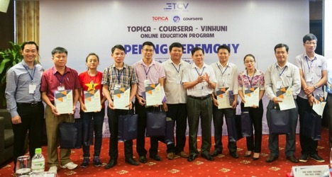 Cơ hội cho sinh viên lĩnh hội tinh hoa kiến thức quốc tế từ các trường Ivy League - 3 Đại diện Topica và trường Đại học Vinh trao học bổng cho sinh viên.