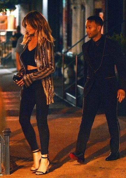 
Chrissy Teigen và chồng John Legend rời căn hộ tại khu Soho, New York ngày 28/8 vừa qua
