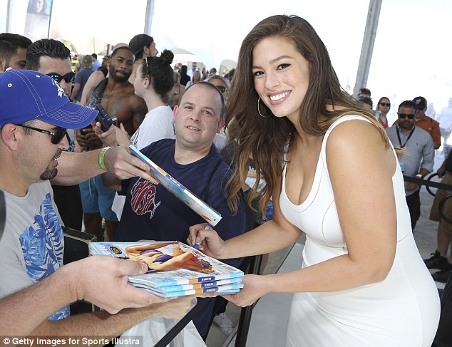 Chân dài người Mỹ khoe vòng một gợi cảm - 9
Cùng tham dự sự kiện còn có gương mặt trang bìa Ashley Graham