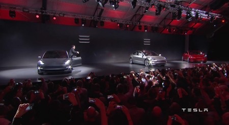Tesla Model 3 trình làng, giá "mềm" - 1