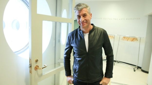 Bảo tàng Mỹ lắp bồn cầu bằng vàng ròng cho khách - 2
Tác giả Maurizio Cattelan của chiếc bồn cầu bằng vàng ở bảo tàng New York. (Ảnh: Getty)