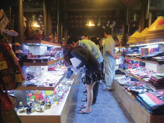 Đi chợ, mua… bực mình - 1
Nét đặc biệt của khu phố đêm Nguyễn Đình Chiểu là các gian hàng thủ công mỹ nghệ bày bán trong các nhà rường cổ xưa Ảnh: QUANG NHẬT