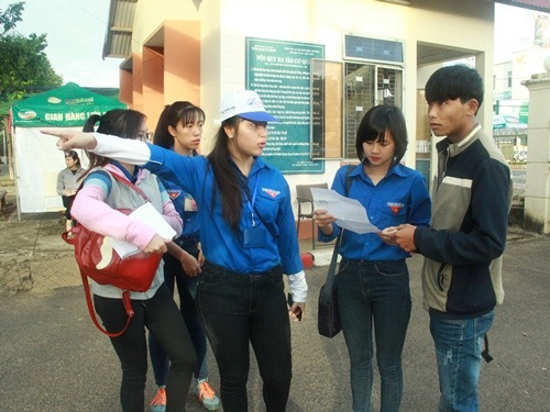 Tăng cường cán bộ giám sát phòng thi nhằm đảm bảo công bằng kết quả thi - 2
Sinh viên tình nguyện hướng dẫn thí sinh đến phòng thi