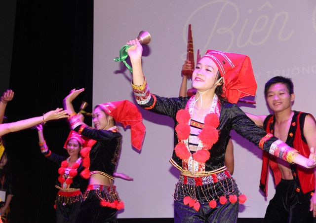 Thiếu nữ vùng cao rạng ngời đón “nắng ấm biên cương” - 2
Thiếu nữ duyên dáng trong điệu múa truyền thống miền biên cương.