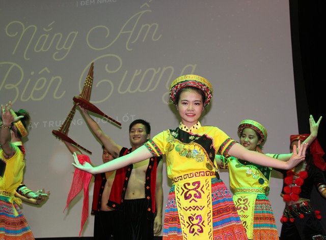 Thiếu nữ vùng cao rạng ngời đón “nắng ấm biên cương” - 6 Thiếu nữ vùng cao rạng ngời đón “nắng ấm biên cương” - 6