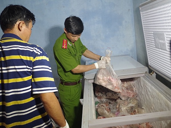 
Đoàn kiểm tra thu mẫu để giám định.
