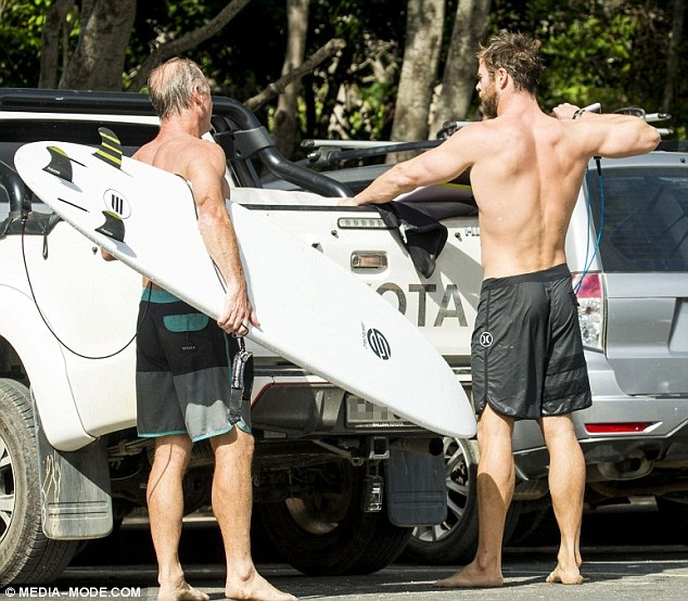 "Thần Sấm" khoe thân hình cơ bắp cuồn cuộn - 2
Hai bố con cùng khoe vóc dáng săn chắc và lực lưỡng