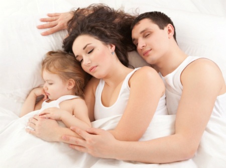 Thói quen vô tình của cha mẹ khiến trẻ có nguy cơ bị xâm hại tình dục - 1 Cha mẹ không nên cho bé từ 3 tuổi trở đi nằm chung giường. (Ảnh minh họa: Internet)