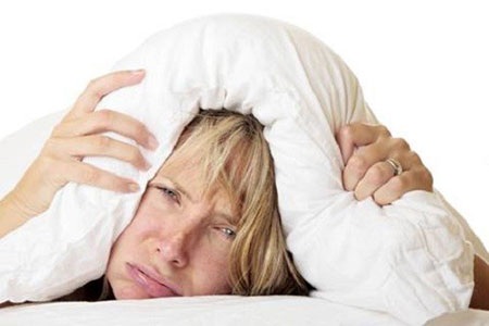 Những thói quen nguy hiểm khi ngủ vào mùa đông - 1
Chùm chăn khi ngủ là thói quen nguy hiểm. (Ảnh minh họa)