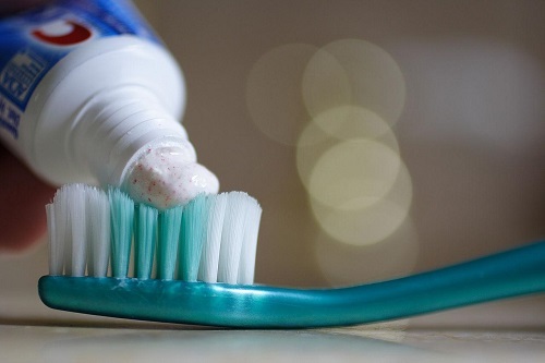 Các microbead độc hại sẽ bị cấm sử dụng - 1 Một loại kem đánh răng có sử dụng các microbead