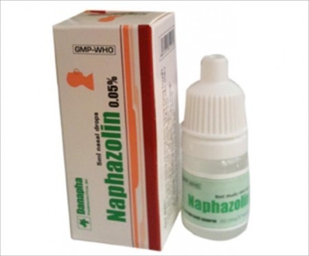 Bé 2 tuổi nhập viện vì uống nhầm thuốc nhỏ mũi - 1
Naphazolin có chất làm co mạch, nếu sử dụng quá liều (kể cả nhỏ mũi) hoặc uống phải có thể gây các biểu hiện ngộ độc. (Ảnh minh họa)