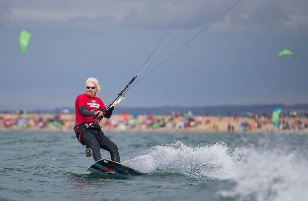 Người siêu thành công làm gì vào cuối tuần? - 1
Tỷ phú Richard Branson thích lướt ván diều vào cuối tuần.