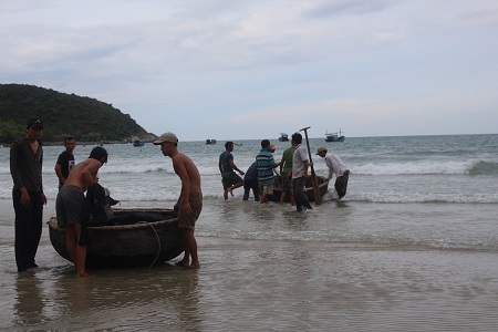 
Cả 100 người nỗ lực tìm kiếm nữ sinh mất tích do tắm biển ở Bãi Dài (huyện Cam Lâm, Khánh Hòa)
