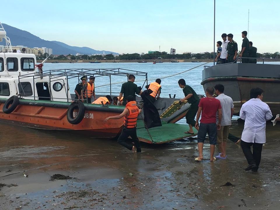 Tìm thấy cả 3 người mất tích, kết thúc công tác cứu nạn vụ lật tàu - 8
Thi thể một cháu bé đang được đưa vào bờ.