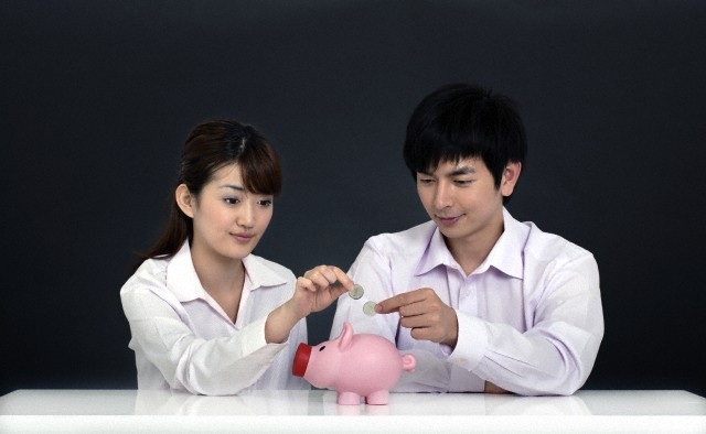 Có nên cầm lương của chồng? - 1 Có nên cầm lương của chồng? - 1