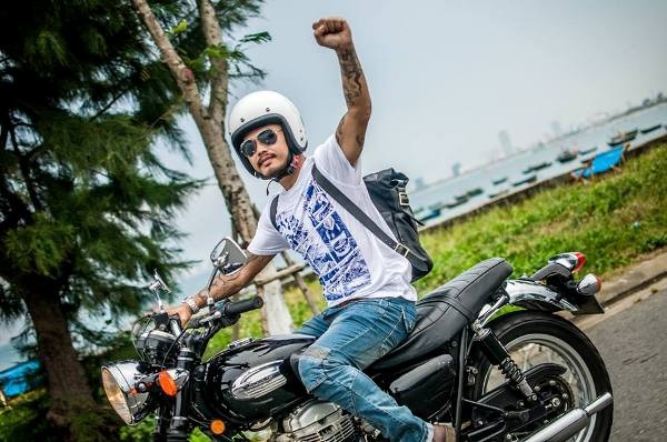 Vĩnh biệt Trần Lập - người “anh cả” của rock Việt! - 9
Năm 2013, Trần Lập phát hành cuốn tự truyện mang tên Bên kia Bức Tường kể lại những ngày tháng rong ruổi với nhạc rock và ban nhạc Bức Tường.
