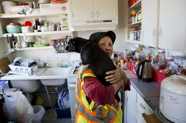 Bà cụ quét rác gốc Việt trở thành "ngôi sao mạng" - 1