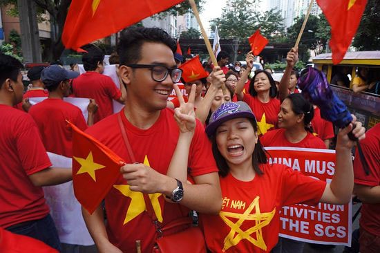 Sinh viên Việt Nam và quốc tế tại Philippines phản đối Trung Quốc quân sự hoá Biển Đông - 3
ASVP và MARCHA đã huy động được sự tham gia đông đảo của sinh viên Việt Nam, Philippines, sinh viên quốc tế đến từ Sri Lanka, Myanmar, Campuchia, Đông Timor, Hàn Quốc, Nhật Bản… cùng một số tổ chức xã hội dân sự khác và đông đảo cộng đồng người Việt Nam.