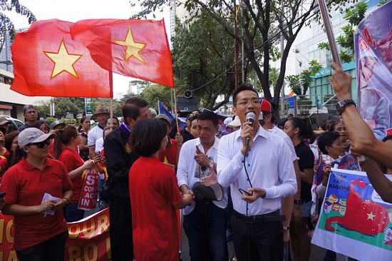 Sinh viên Việt Nam và quốc tế tại Philippines phản đối Trung Quốc quân sự hoá Biển Đông - 6
Chủ tịch của ASVP - anh Nguyễn Quốc Giang đã phát biểu khai mạc buổi biểu tình khẳng định: “Sinh viên Việt Nam và sinh viên quốc tế có mặt tại đây hôm nay để truyền đi một thông điệp đoàn kết: Chúng tôi luôn tôn trọng tình hữu nghị với nhân dân Trung Quốc nhưng chúng tôi kịch liệt phản đối các hành vi hiếu chiến và vi phạm luật pháp quốc tế và quân sự hoá của Trung Quốc ở Biển Đông. Những hành động gây hấn mà Trung Quốc thực hiện với Việt Nam và Philippines thì Trung Quốc cũng sẽ thực hiện với các nước khác. Vì vậy, chúng ta cần đoàn kết”.