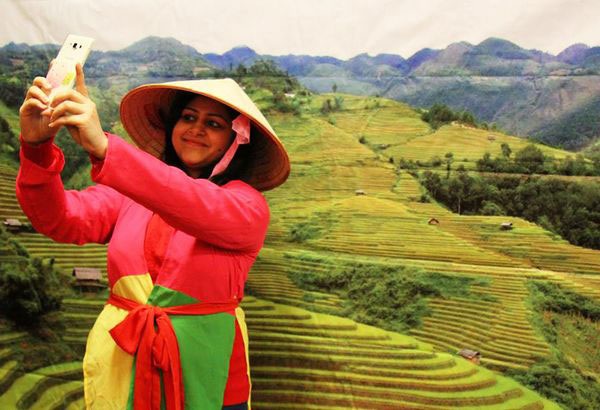 Tây mặc áo dài, nhảy sạp đón Tết cùng người Việt - 7
Một bạn trẻ thích thú với lón lá, áo tứ thân.