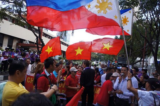Sinh viên Việt Nam và quốc tế tại Philippines phản đối Trung Quốc quân sự hoá Biển Đông - 9
Tham gia biểu tình lần này còn có một số tổ chức Thiên chúa giáo Christian Men’s Ministries. Nhóm này đã đồng thời tổ chức cầu nguyện cho hoà bình ở Biển Đông tại hiện trường của buổi biểu tình.