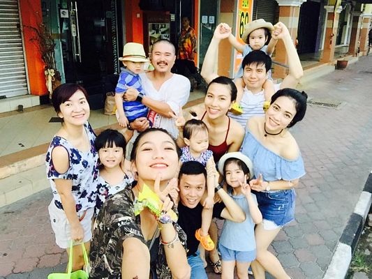 Cuộc đua kỳ thú đến "hòn đảo hoang sơ" Pulau Redang - 3 Khí thế lên đường của nhóm (Ảnh chụp trước cửa khách sạn ở Kuala Terengganu).