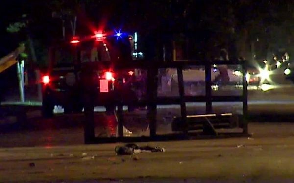 Dân Mỹ đập cửa kính, đốt xe, phóng hỏa trạm xăng ở Milwaukee - 13 Dân Mỹ đập cửa kính, đốt xe, phóng hỏa trạm xăng ở Milwaukee - 13