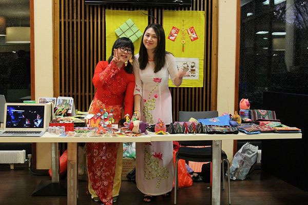 Tây mặc áo dài, nhảy sạp đón Tết cùng người Việt - 11
Những chiếc ví thổ cẩm, chuồn chuồn tre, thiệp giấy handmade… được sinh viên Việt kỳ công mua từ nhà mang sang để bán gây quỹ.