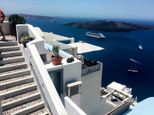 Có lẽ không nơi đâu trên Trái đất này, hai màu Xanh-Trắng phối hợp với nhau tuyệt mỹ như ở Santorini