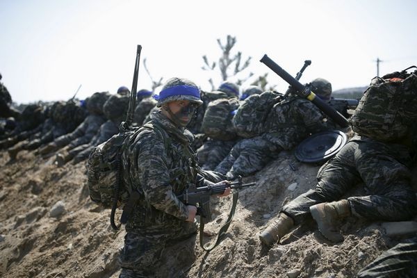 
Triều Tiên đã lên án cuộc tập trận là nhằm chuẩn bị cho chiến tranh hạt nhân và đe dọa sẽ đạp trả bằng một chiến dịch tổng lực.
