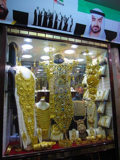 Khám phá Abu Dhabi: Thành phố ngàn hoa trên sa mạc - 16
Chợ Vàng Gold Souk với hơn 200 tiệm bán đủ các loại trang sức từ cổ xưa đến hiện đại. Ở đây vàng và kim cương được bán như kiểu… hàng mã ở Hà Nội vậy.
