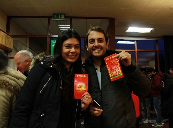 
Các vị khách quốc tế thich thú với phong bao lì xì may mắn. 
