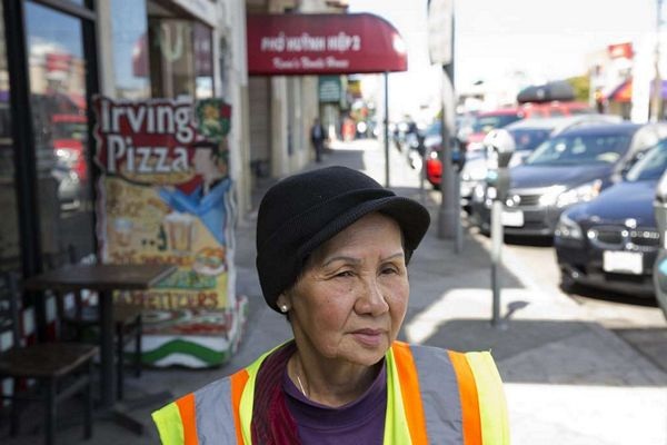 Bà cụ quét rác gốc Việt trở thành "ngôi sao mạng" - 3