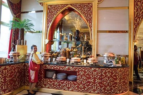 Khám phá Abu Dhabi: Thành phố ngàn hoa trên sa mạc - 19
Hoặc chọn những địa điểm để chụp hình kỷ niệm...