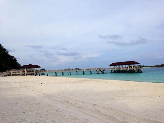 Cuộc đua kỳ thú đến "hòn đảo hoang sơ" Pulau Redang - 5
Mutiara - resort bình dân nhất nhưng lại có bãi biển riêng đẹp nhất và cầu tàu hoành tráng nhất luôn