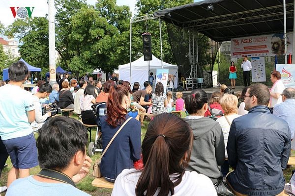 Hình ảnh ấn tượng về lễ hội Việt ở thủ đô Praha - 5