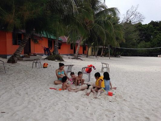 Cuộc đua kỳ thú đến "hòn đảo hoang sơ" Pulau Redang - 8 Lũ trẻ thỏa sức chơi đùa trên bãi cát trắng mịn