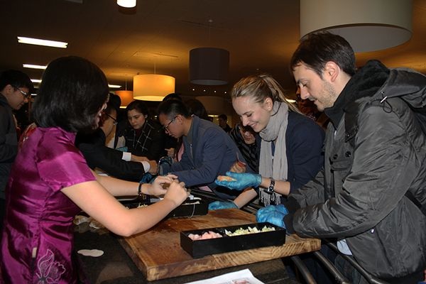 Tây mặc áo dài, nhảy sạp đón Tết cùng người Việt - 15