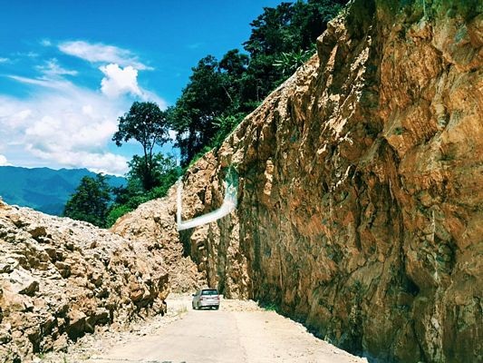 "Tiên cảnh" Pù Luông mùa nước đổ - 2 Đường lên Pù Luông đoạn xanh mướt, đoạn gồ ghề lọt giữa hai bề vách núi..