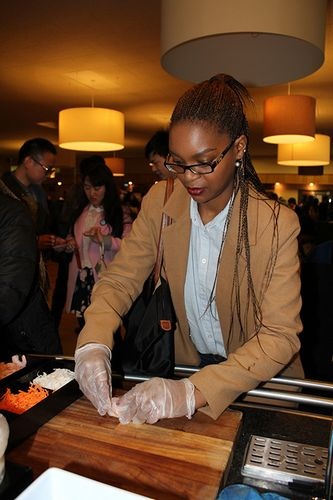 Tây mặc áo dài, nhảy sạp đón Tết cùng người Việt - 16