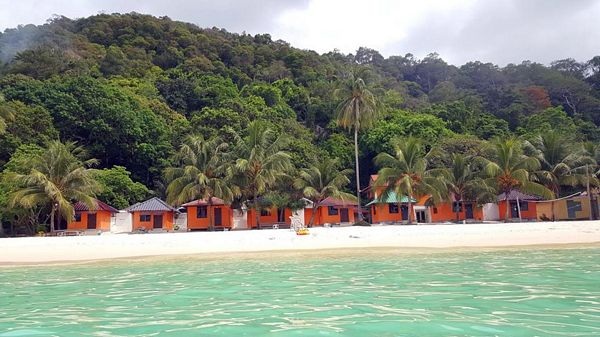 Cuộc đua kỳ thú đến "hòn đảo hoang sơ" Pulau Redang - 6 Sau 45 phút đi tàu ra đảo, hòn đảo be bé xinh xin hiện ra trước mắt đẹp tựa thiên đường. Chỉ phải trả 1 cái giá rất rẻ để ở trong những ngôi nhà gỗ xinh xắn hòa mình với thiên nhiên này.