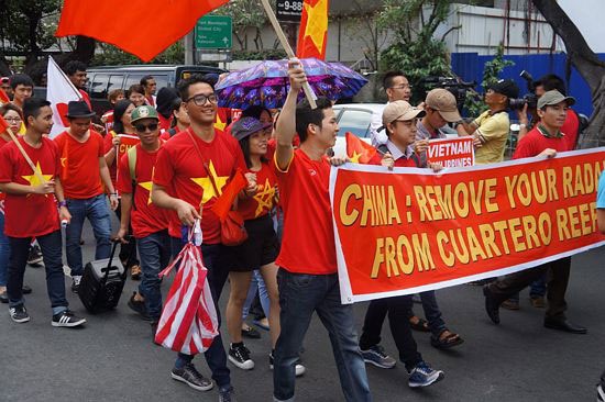 Sinh viên Việt Nam và quốc tế tại Philippines phản đối Trung Quốc quân sự hoá Biển Đông - 2
Cuộc biểu tình diễn ra từ 10h30 đến 12h30 trước cửa Đại sứ quán Trung Quốc tại Makati, Manila.