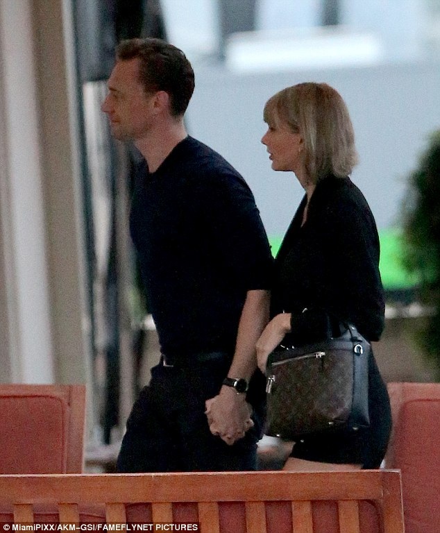 Bạn trai liên tục hôn tay Taylor Swift - 1
Taylor Swift và Tom Hiddleston hạnh phúc nắm tay nhau đi ăn tối tại Nashville, Tennessee, Mỹ ngày 24/6 vừa qua