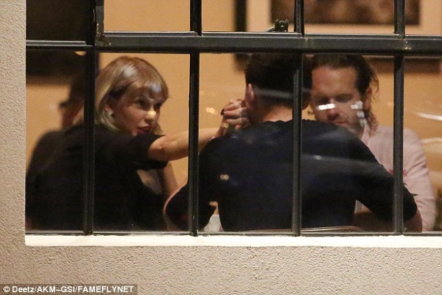 Bạn trai liên tục hôn tay Taylor Swift - 4
Ca sỹ 27 tuổi liên tục được bạn trai người Anh hôn tay âu yếm trong bữa tối bên bạn bè
