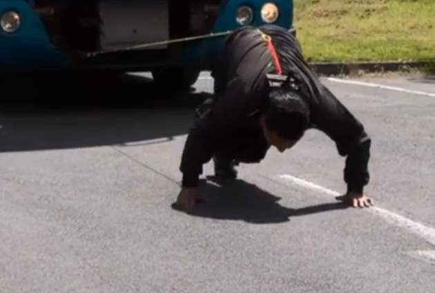 
Kéo xe tải nặng gần chục tấn bằng tóc.
