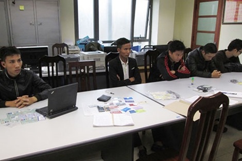 Những phi vụ lừa đảo "vô tiền khoáng hậu" của tội phạm mạng ở Việt Nam năm 2015 - 2
Nhóm đối tượng trong đường dây giả danh cán bộ điều tra để lừa đảo chiếm đoạt tài sản bị bắt giữ.