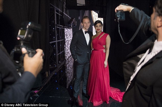 Bồ cũ Taylor Swift thân thiết bên cựu hoa hậu thế giới - 7
Tom Hiddleston và Priyanka Chopra thân thiết với nhau cả khi rời sân khấu, cặp đôi cùng dự tiệc hậu Emmy, trò chuyện tình tứ và rời bữa tiệc chỉ cách nhau ít phút
